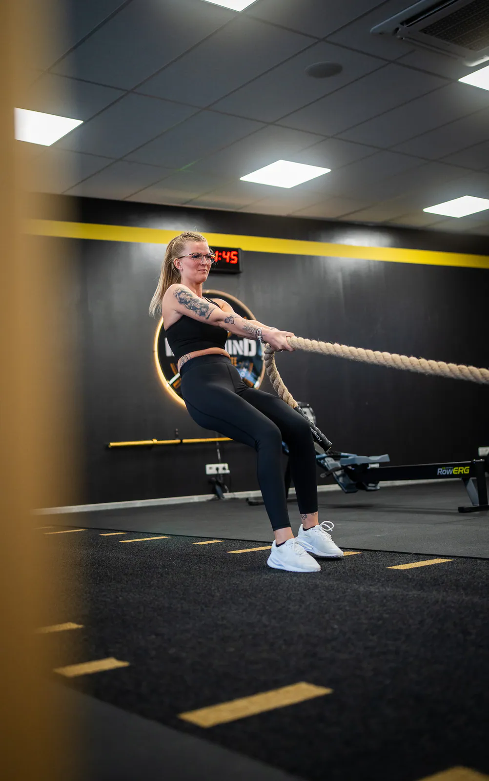 Membre travaillant avec une corde pendant un entraînement fonctionnel