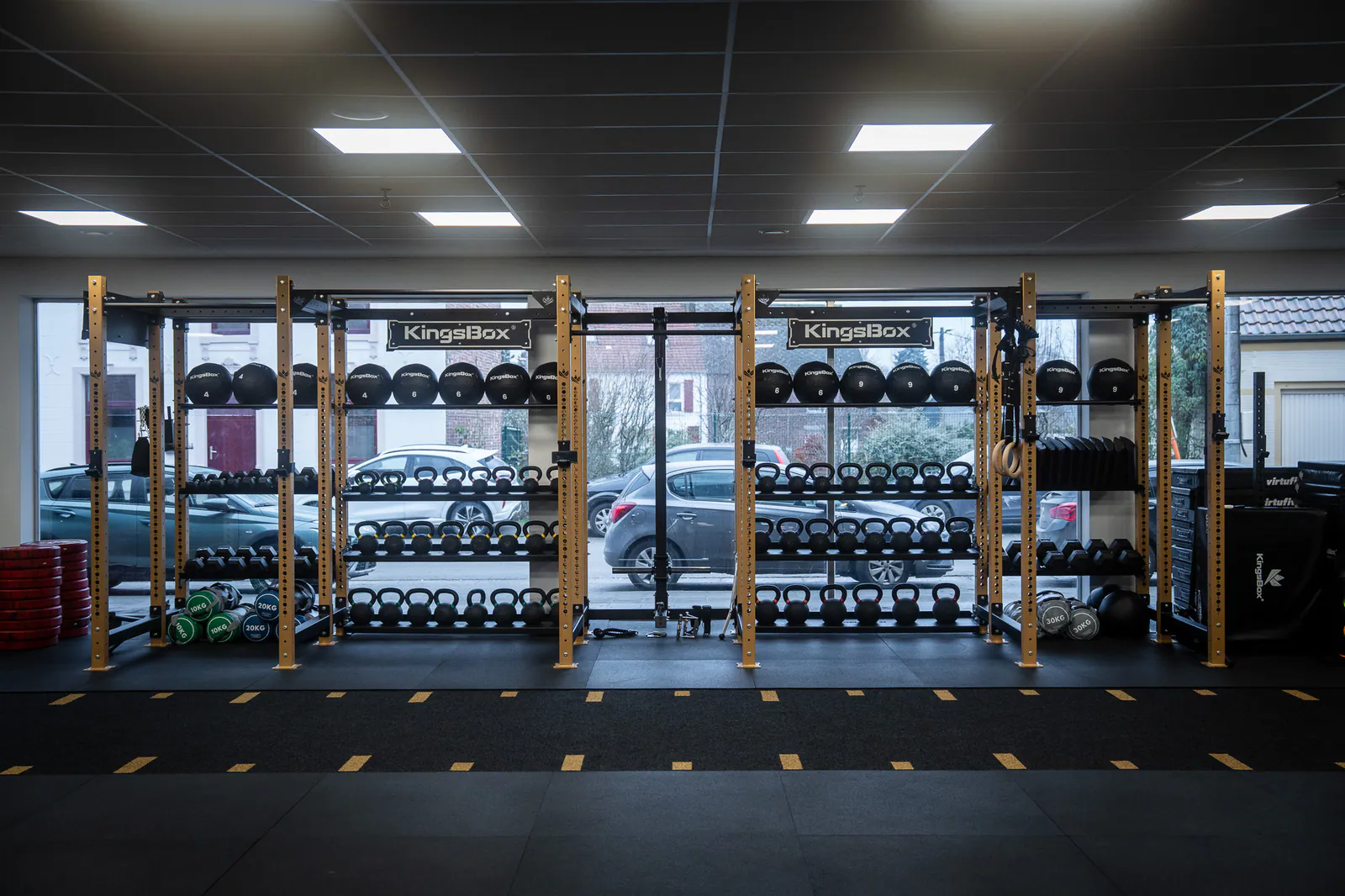 Racks, kettlebells et haltères disponibles dans la salle