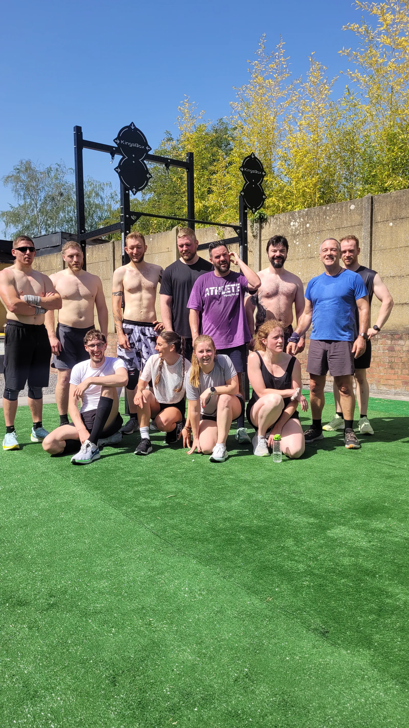 Membres de la communauté BodyMind réunis après un entraînement en extérieur à Ghlin