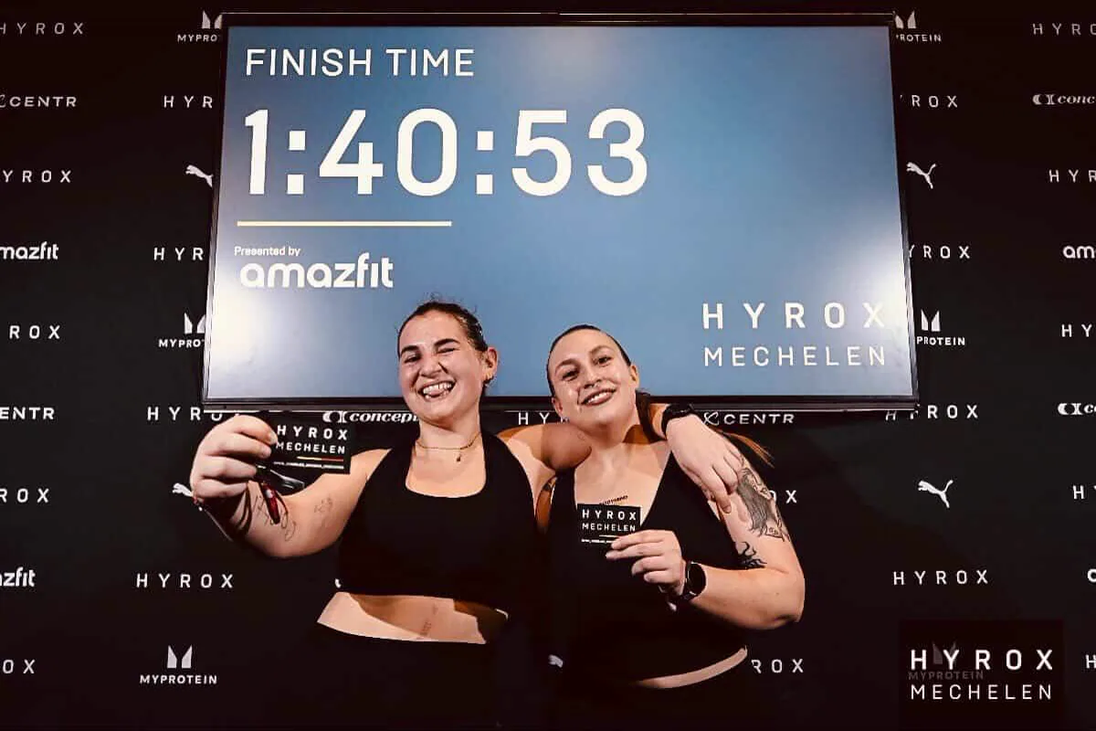 Deux athlètes BodyMind après avoir franchi l'arrivée d'un HYROX